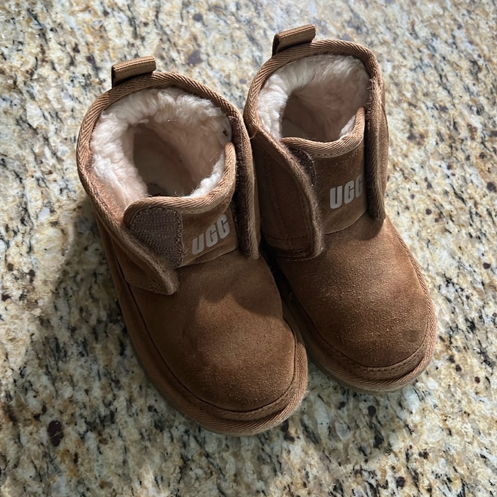 Great condition uni sex toddler uggs booties